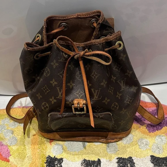 Louis Vuitton Montsouris MM - Picture 10 of 13